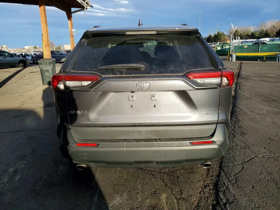 2021 TOYOTA RAV4 XLE  