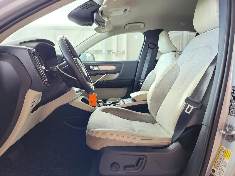 2020 VOLVO XC40 T4 MOMENTUM  