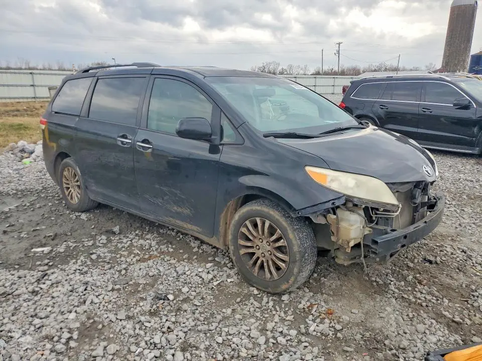 2013 TOYOTA SIENNA XLE  