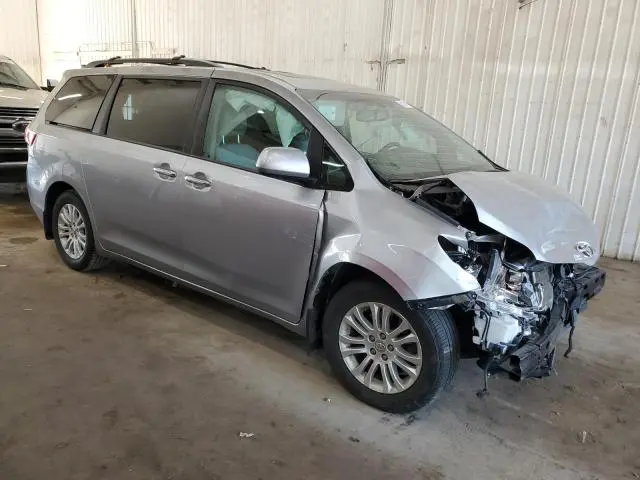 2017 TOYOTA SIENNA XLE