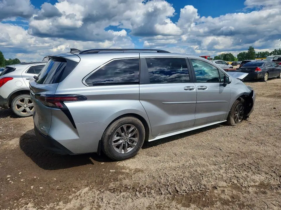 2023 TOYOTA SIENNA XLE  