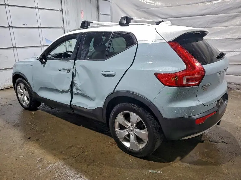 2019 VOLVO XC40 T5 MOMENTUM  