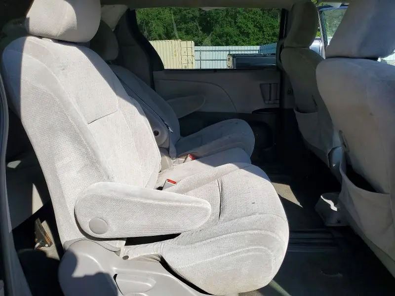 2015 TOYOTA SIENNA LE  