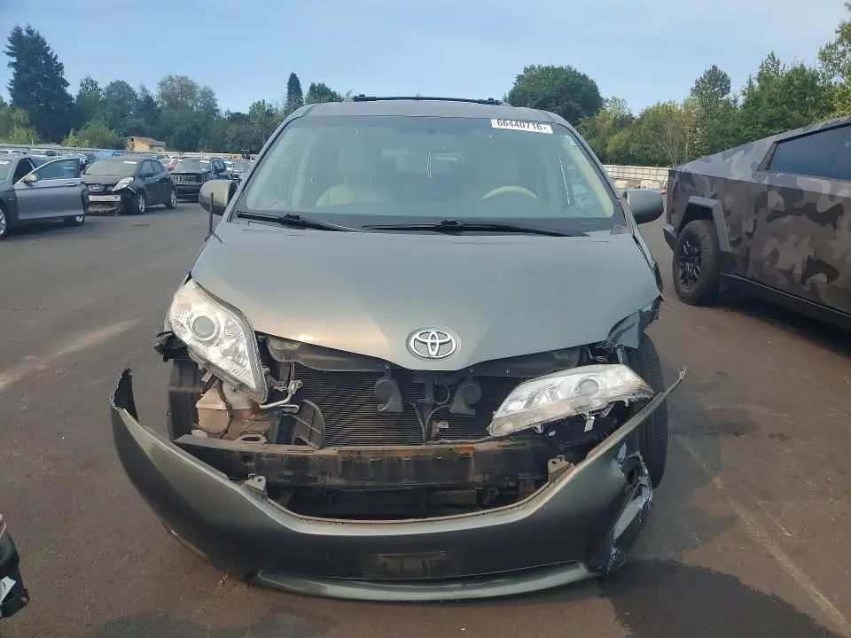 2013 TOYOTA SIENNA XLE 8-PASSENGER  
