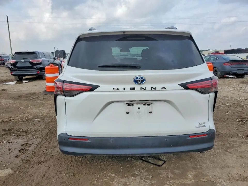 2022 TOYOTA SIENNA XLE  