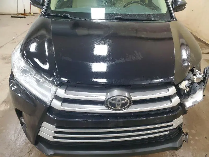 2017 TOYOTA HIGHLANDER SE  