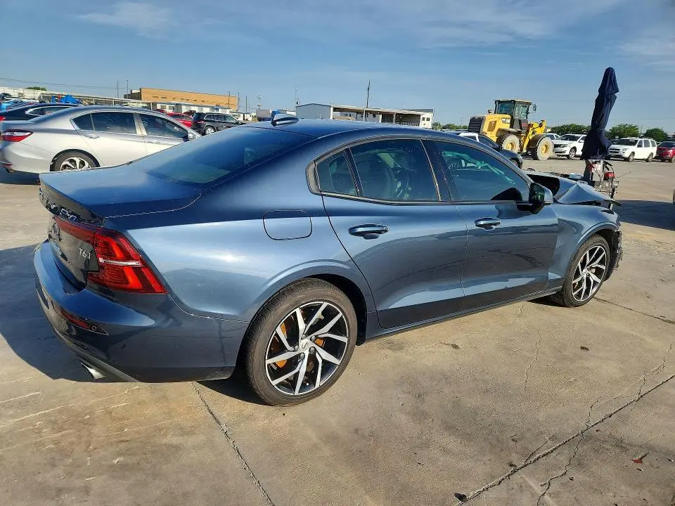2020 VOLVO S60 T6 MOMENTUM  