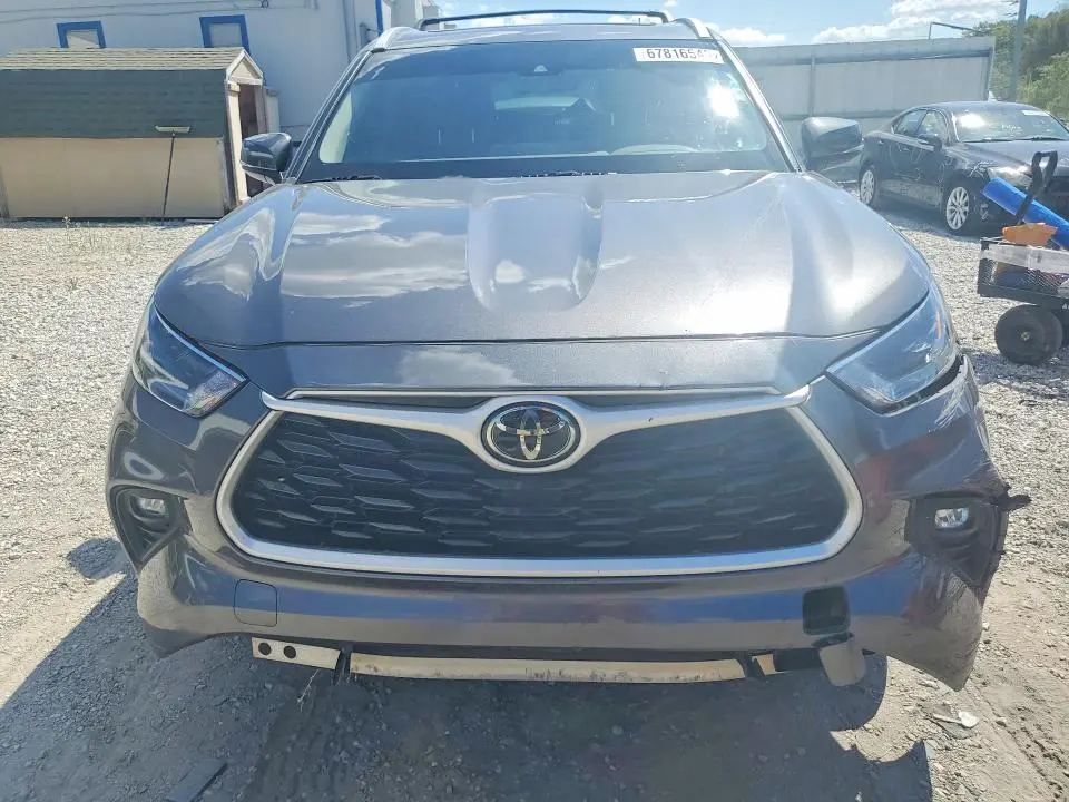2022 TOYOTA HIGHLANDER XLE  