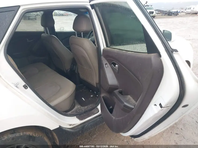 2015 HYUNDAI TUCSON SE