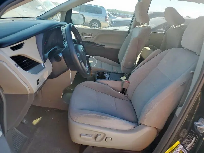 2017 TOYOTA SIENNA LE  