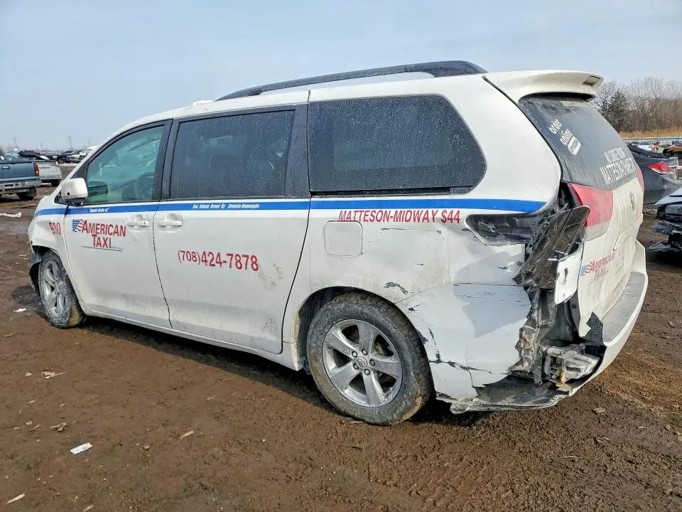 2014 TOYOTA SIENNA LE 8 PASSENGER  