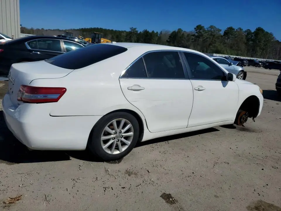 2011 TOYOTA CAMRY XLE V6  