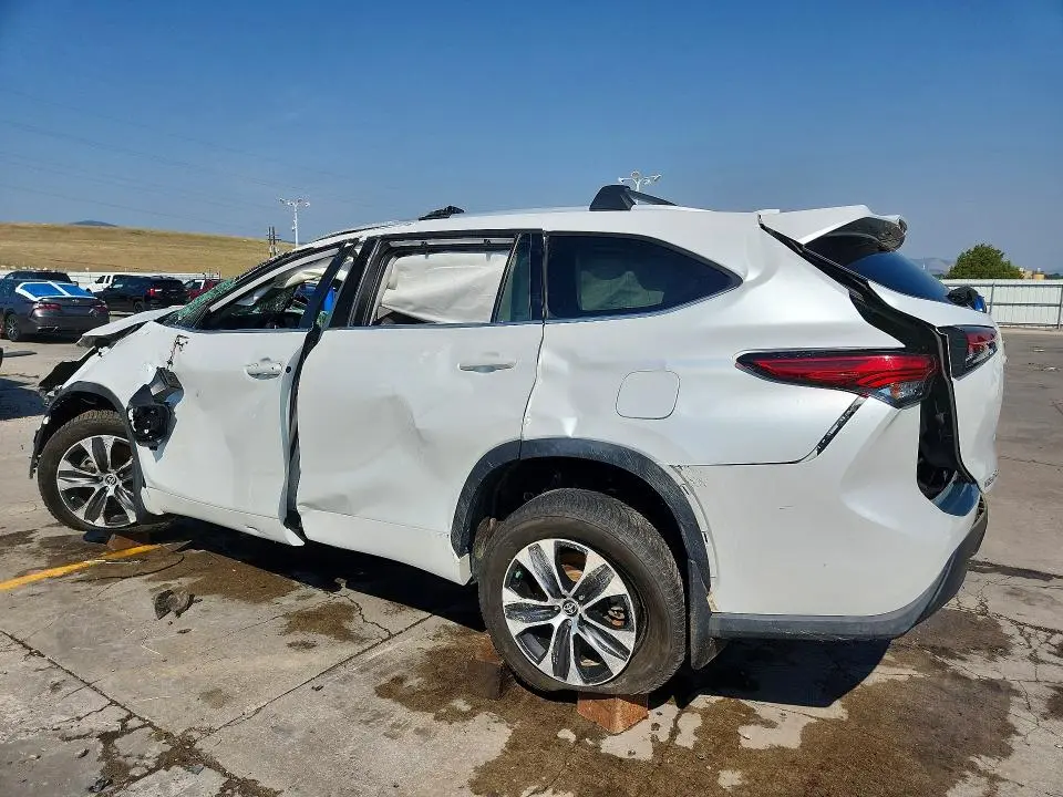2022 TOYOTA HIGHLANDER XLE  