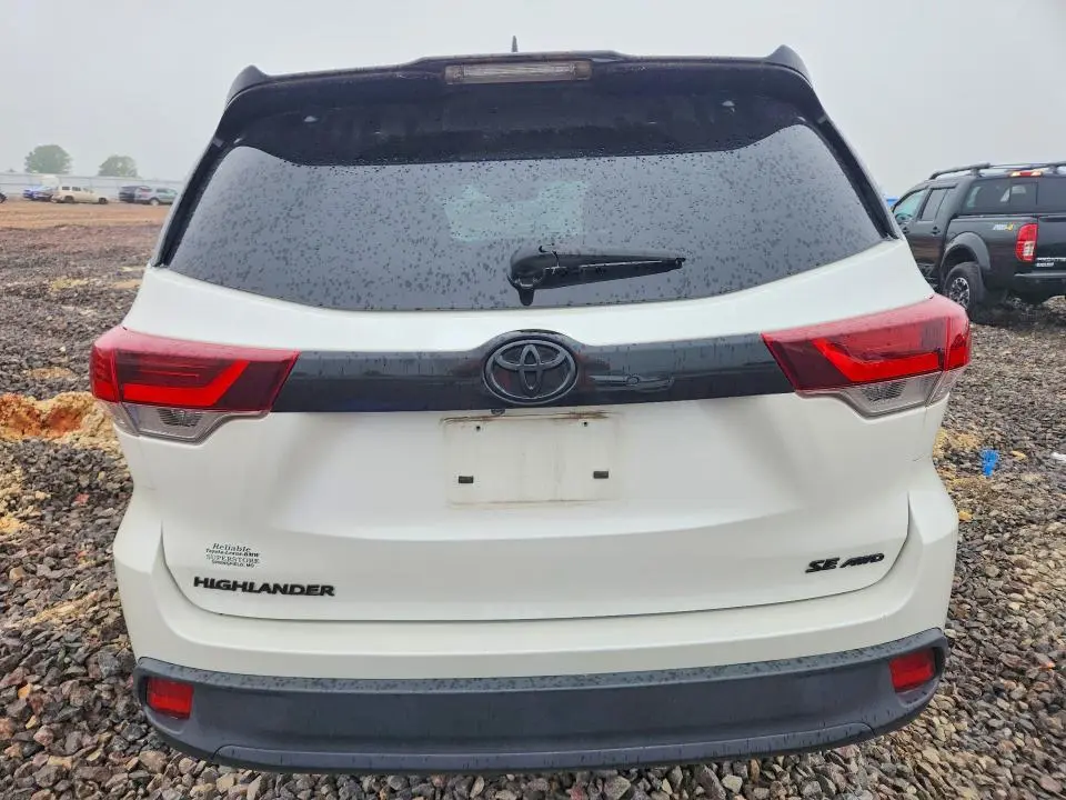 2019 TOYOTA HIGHLANDER SE  