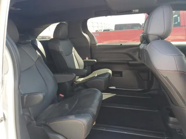 2022 TOYOTA SIENNA XSE  
