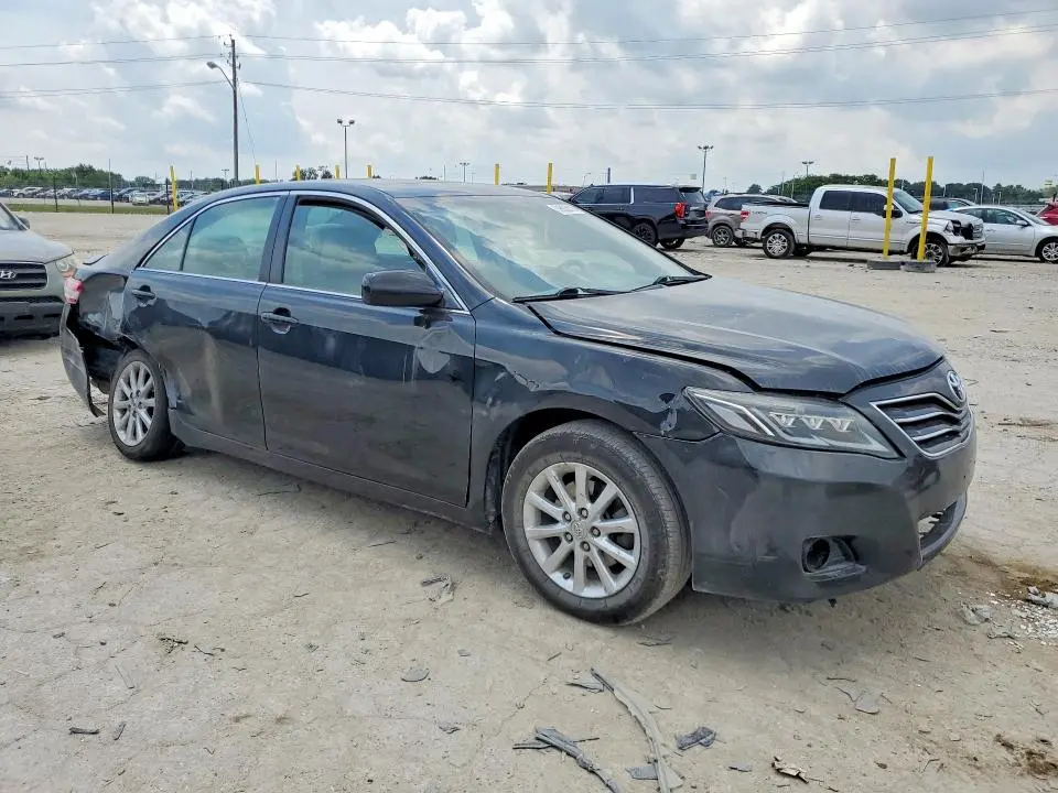 2011 TOYOTA CAMRY XLE V6  