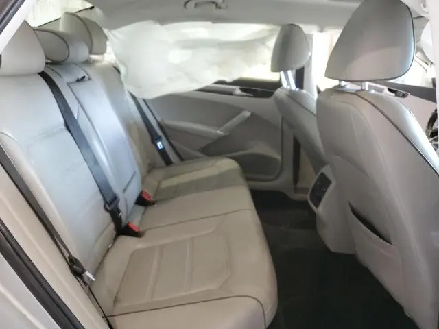 2016 VOLKSWAGEN PASSAT SE  