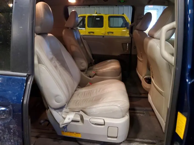 2012 TOYOTA SIENNA XLE  