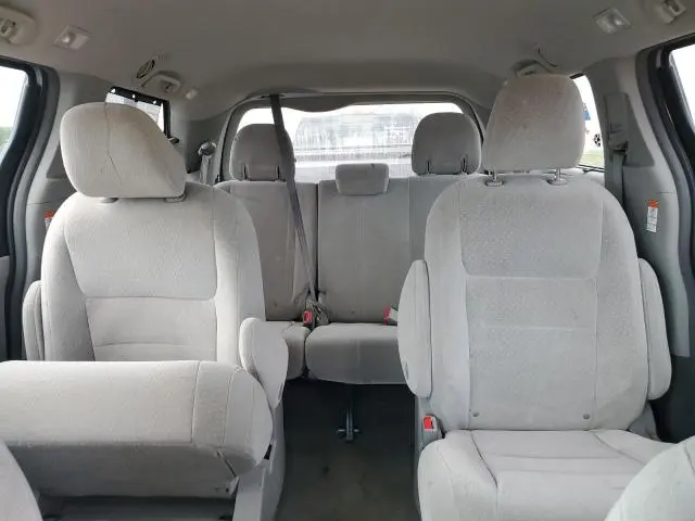 2017 TOYOTA SIENNA LE  