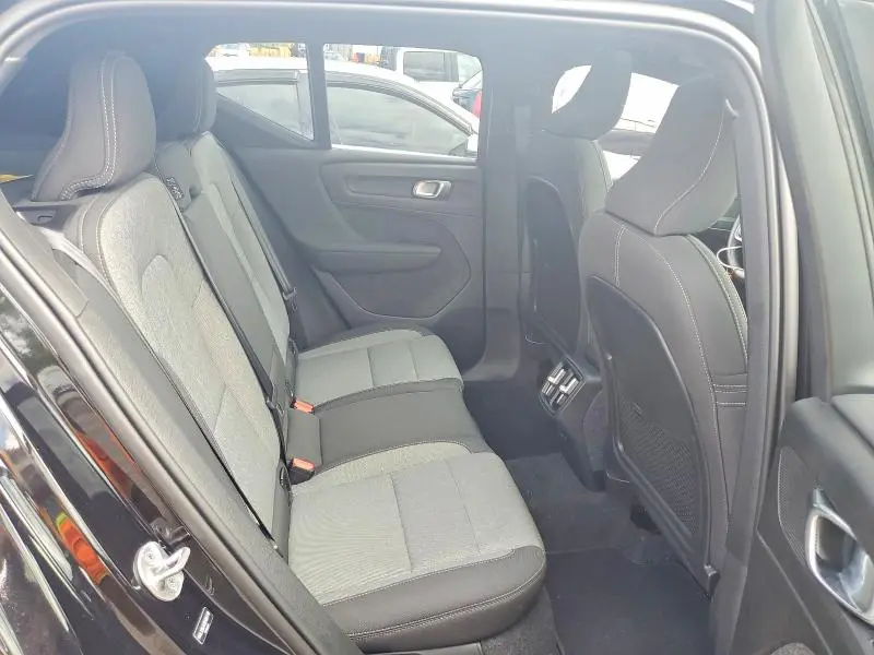 2025 VOLVO XC40 CORE  