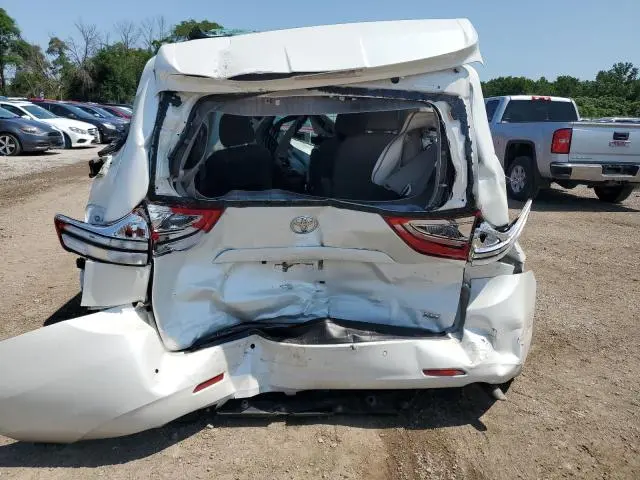 2018 TOYOTA SIENNA XLE  