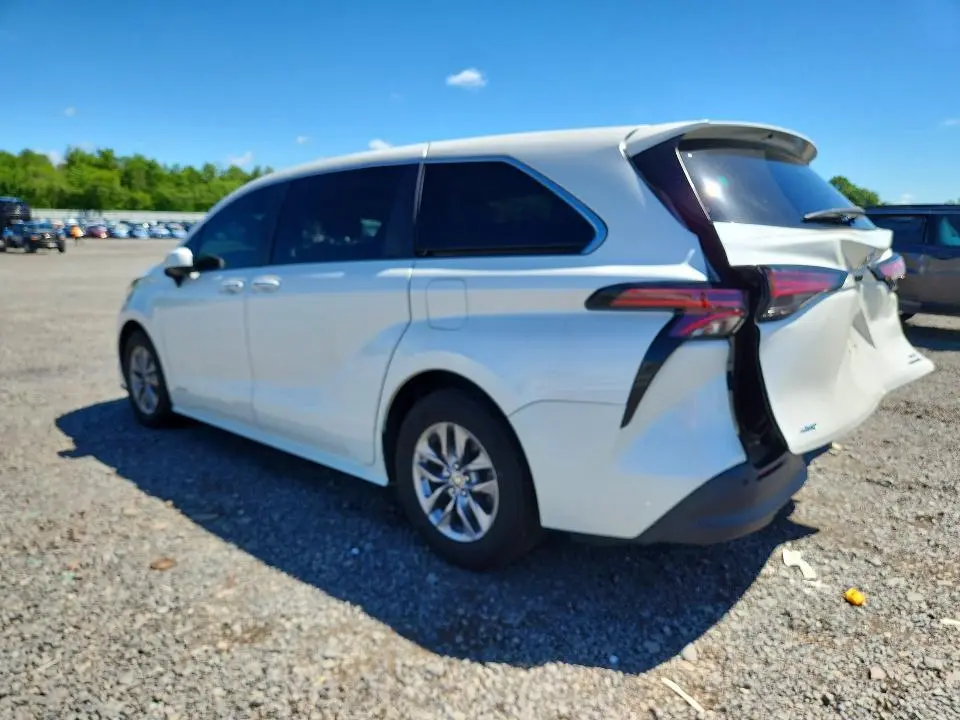 2021 TOYOTA SIENNA XLE  