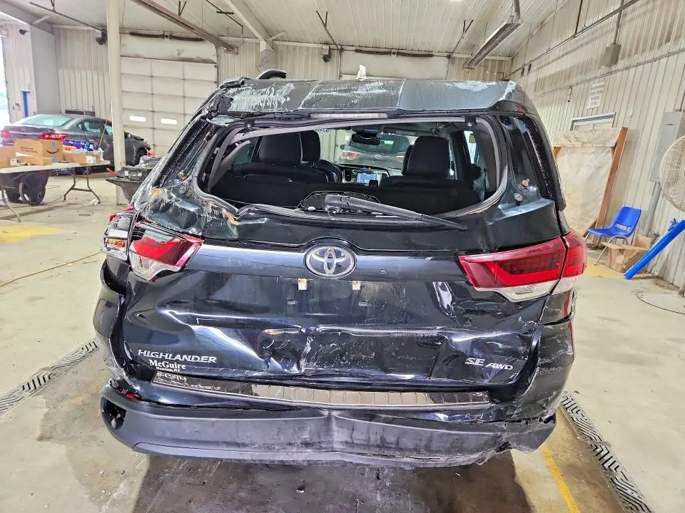 2019 TOYOTA HIGHLANDER SE  