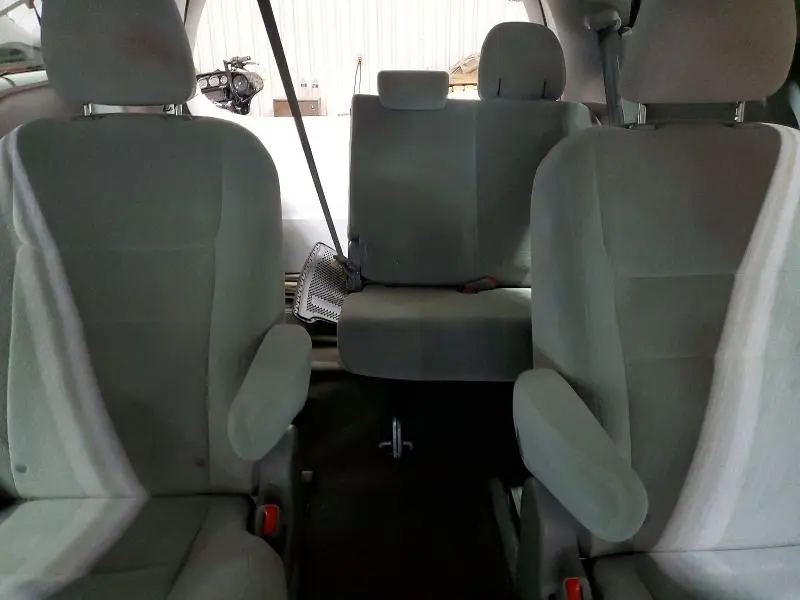 2015 TOYOTA SIENNA LE  