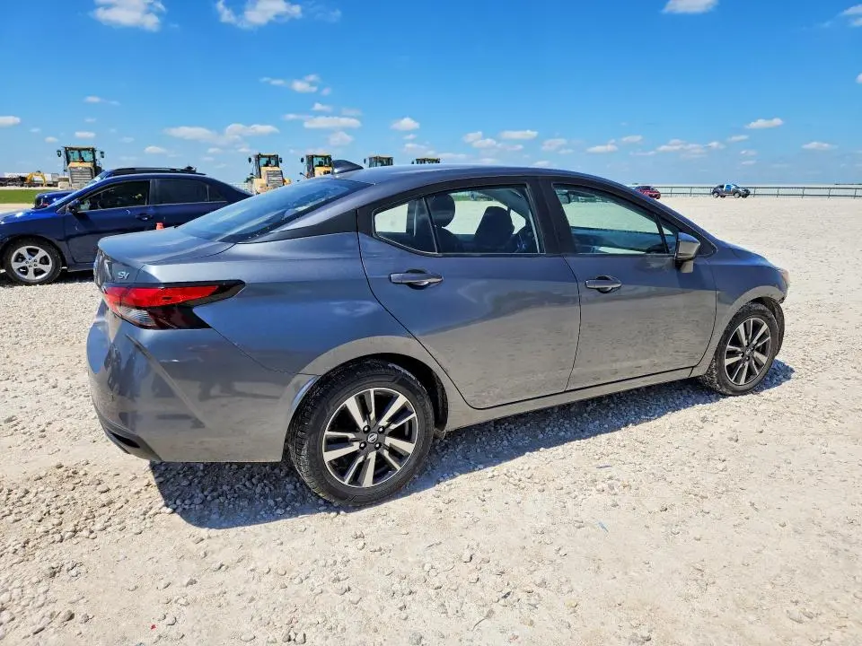 2022 NISSAN VERSA SV  