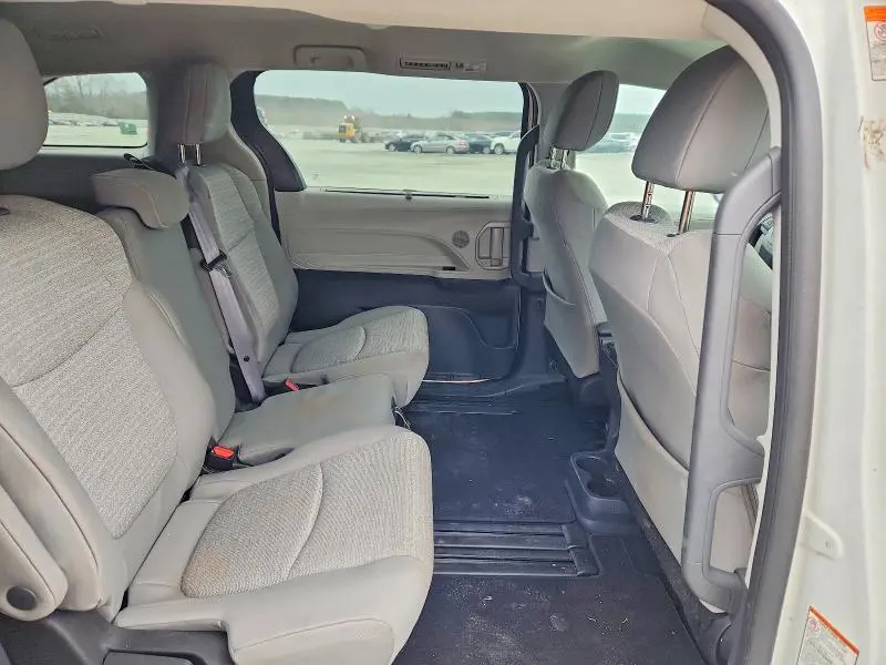 2022 TOYOTA SIENNA LE 8-PASSENGER  