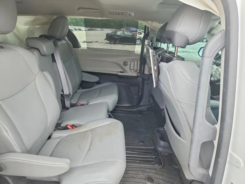 2023 TOYOTA SIENNA XLE  
