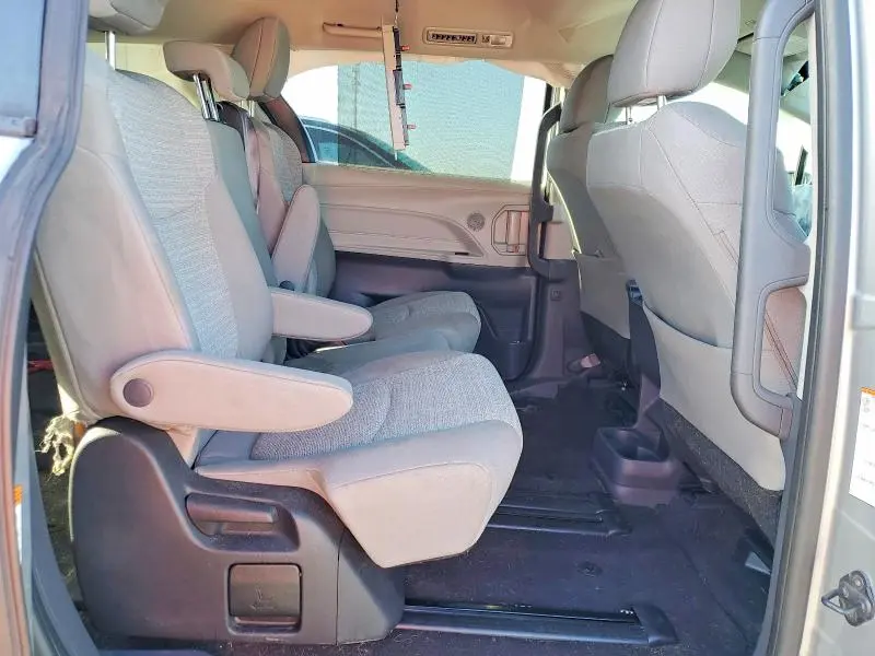 2022 TOYOTA SIENNA LE 8-PASSENGER  