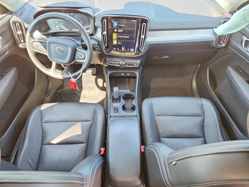 2020 VOLVO XC40 T5 MOMENTUM  
