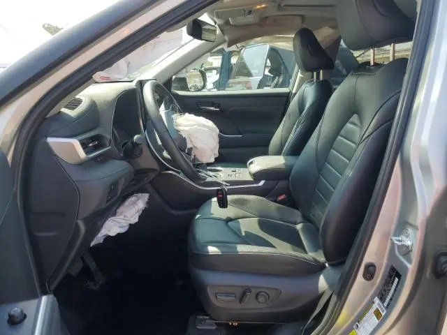 2024 TOYOTA HIGHLANDER LE  