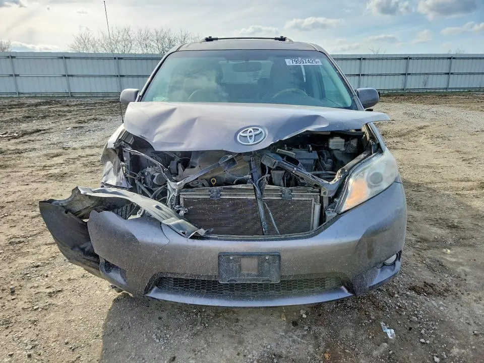 2013 TOYOTA SIENNA   