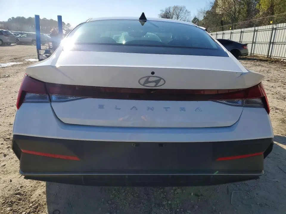 2025 HYUNDAI ELANTRA SE  