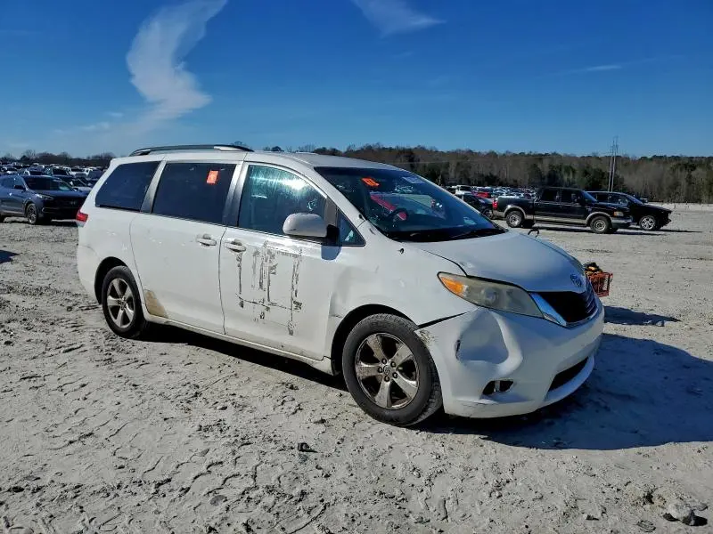2014 TOYOTA SIENNA LE  