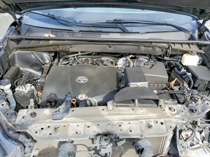 2019 TOYOTA HIGHLANDER SE  