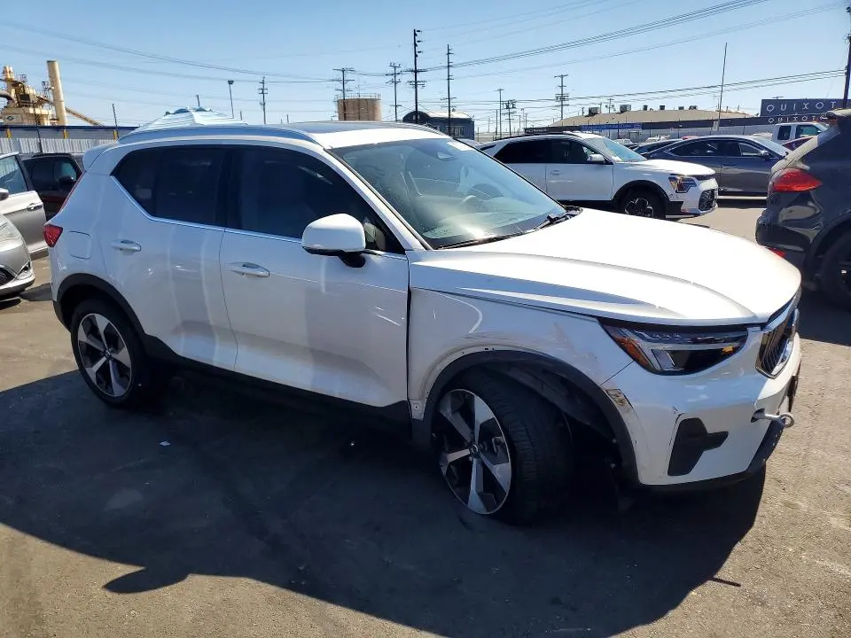 2025 VOLVO XC40 CORE  