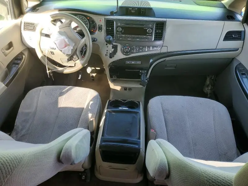 2014 TOYOTA SIENNA LE  