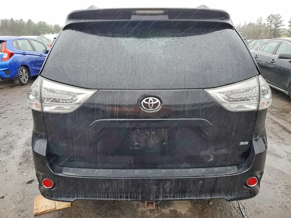 2011 TOYOTA SIENNA SE 8-PASSENGER  