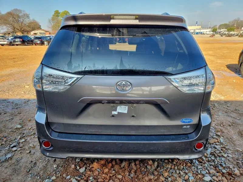 2017 TOYOTA SIENNA SE  