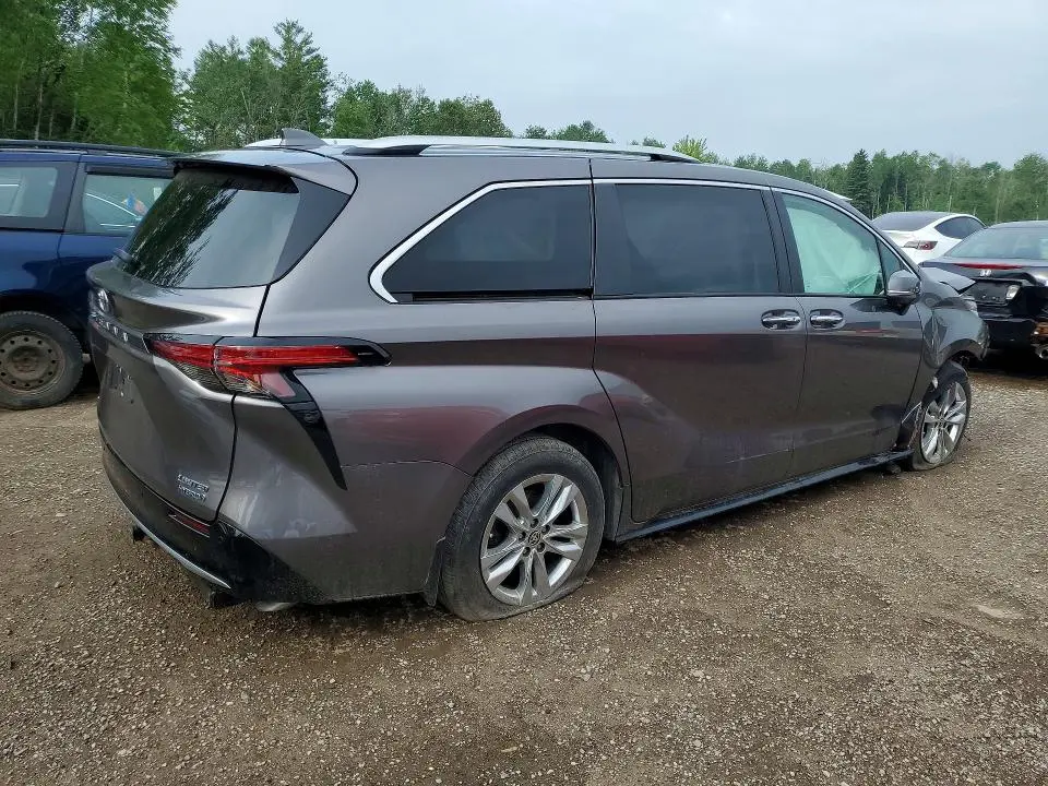 2022 TOYOTA SIENNA LE  
