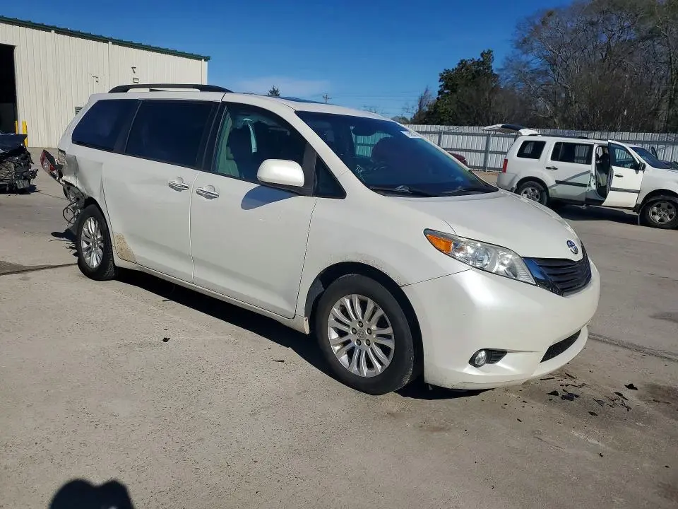 2016 TOYOTA SIENNA   