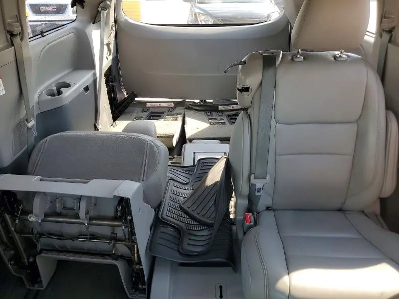 2017 TOYOTA SIENNA XLE PREMIUM 8-PASSENGER  