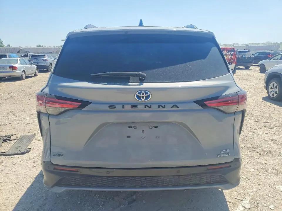 2024 TOYOTA SIENNA XSE  