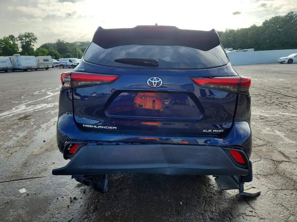 2022 TOYOTA HIGHLANDER XLE  