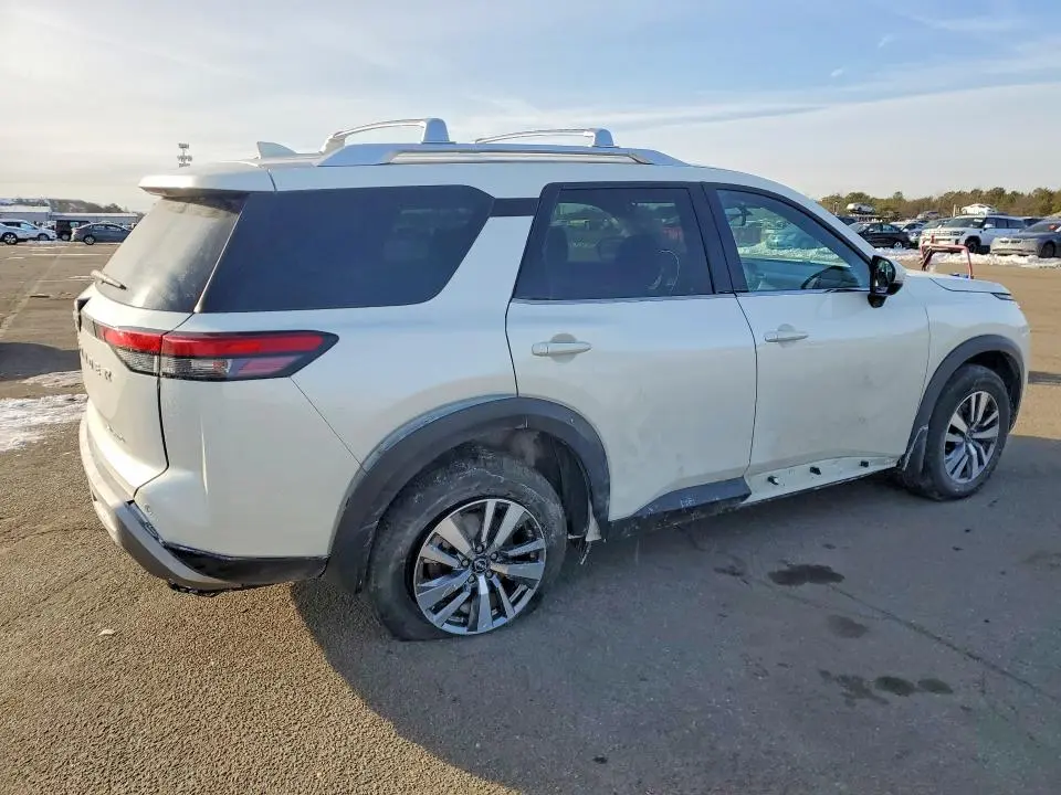 2023 NISSAN PATHFINDER SL  
