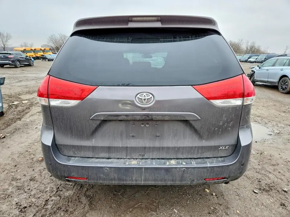 2011 TOYOTA SIENNA XLE  