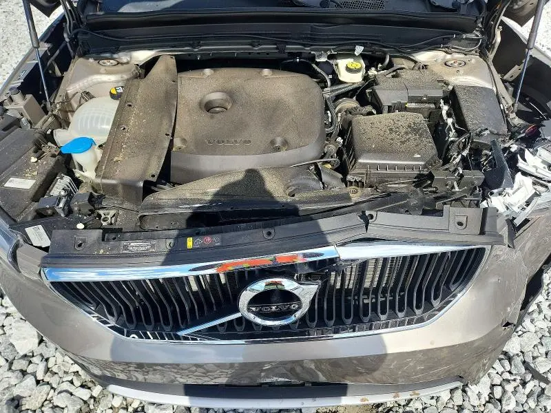 2022 VOLVO XC40 T4 MOMENTUM  